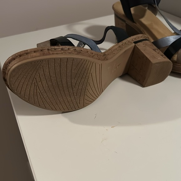 Women’s casual t-strap sandals. Size 40 or 8.5 - Picture 4 of 7